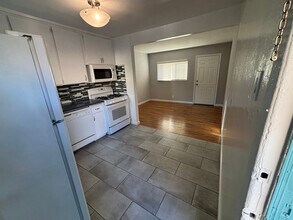 2010 Blossom Ln in Redondo Beach, CA - Foto de edificio - Building Photo