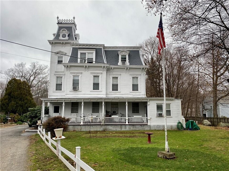 1860 E Main St in Mohegan Lake, NY - Building Photo