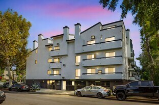Oxnard Terrace in Van Nuys, CA - Building Photo