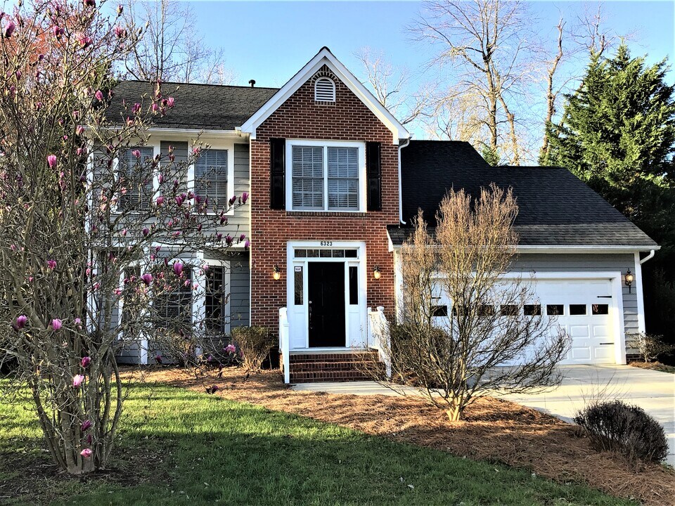 6323 Stonewick Dr in Jamestown, NC - Building Photo