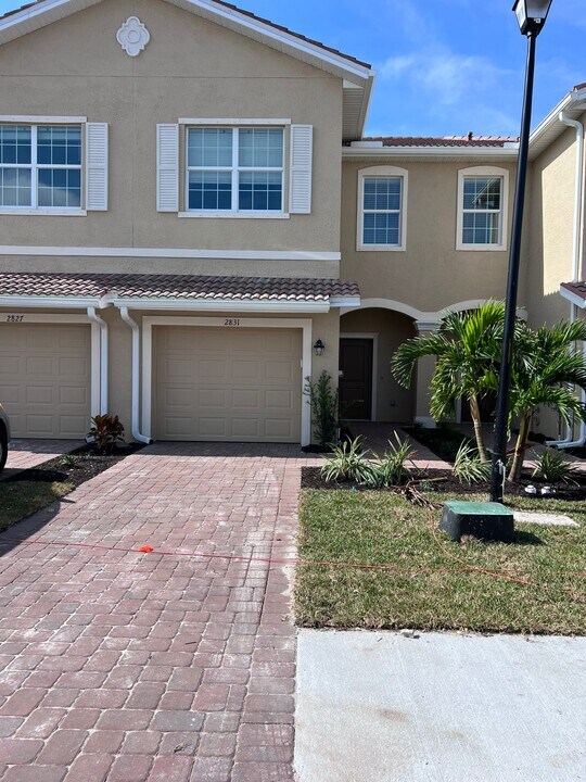 2831 Blossom Wy in Naples, FL - Building Photo