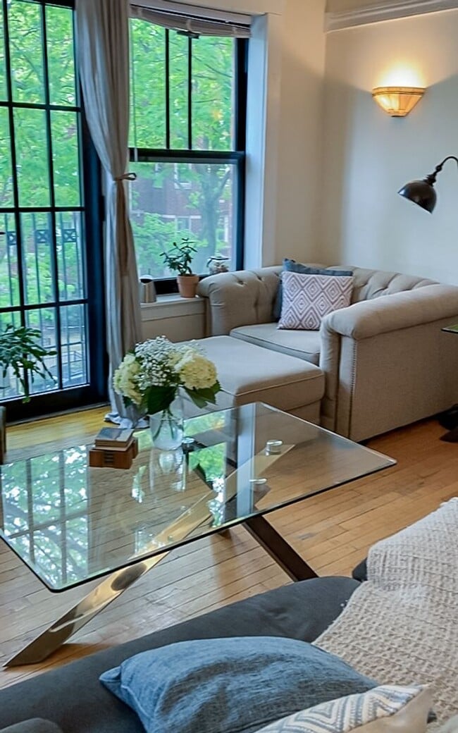 643 W Arlington Pl, Unit 2 in Chicago, IL - Foto de edificio - Building Photo