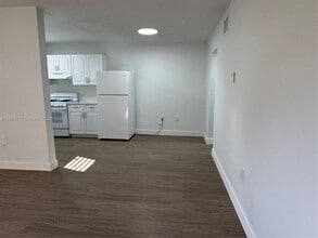6705 SW 44th St in Miami, FL - Building Photo - Building Photo