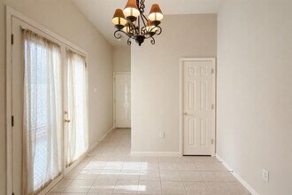 5515 Davis Ln in Austin, TX - Foto de edificio - Building Photo