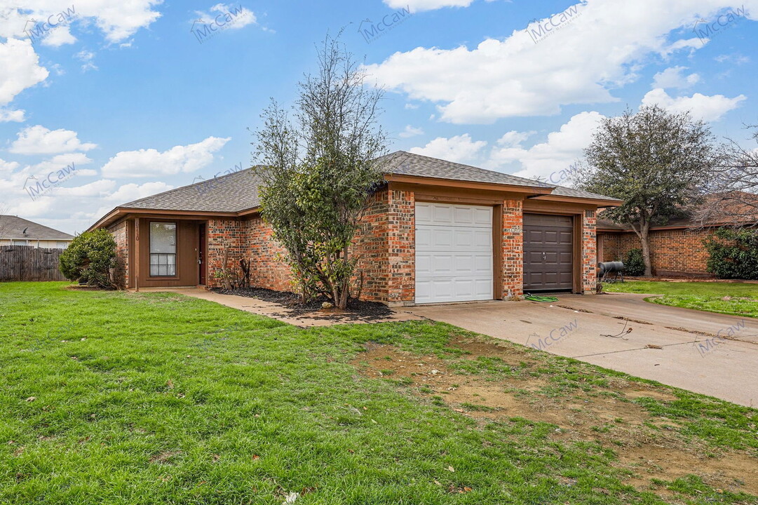 6710 S Creek Dr in Fort Worth, TX - Building Photo