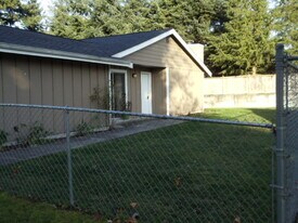 5805-5807-5807 Mt Tacoma Dr SW in Lakewood, WA - Building Photo