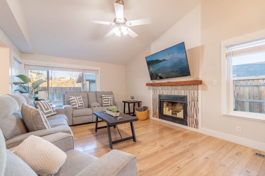 6511 Enchanted Valley Dr in Reno, NV - Building Photo