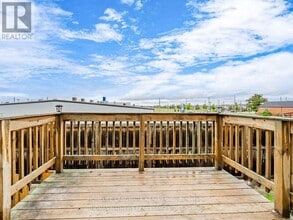 60 Bloom Cres in Hamilton, ON - Building Photo - Building Photo