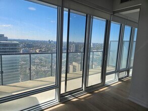 488 University Ave in Toronto, ON - Building Photo - Building Photo