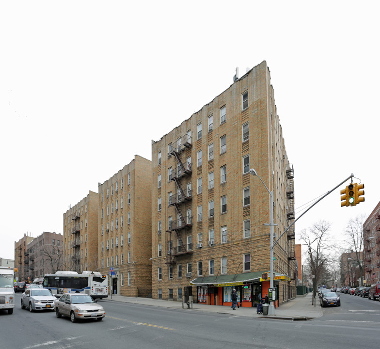 215 E Gun Hill Rd in Bronx, NY - Foto de edificio