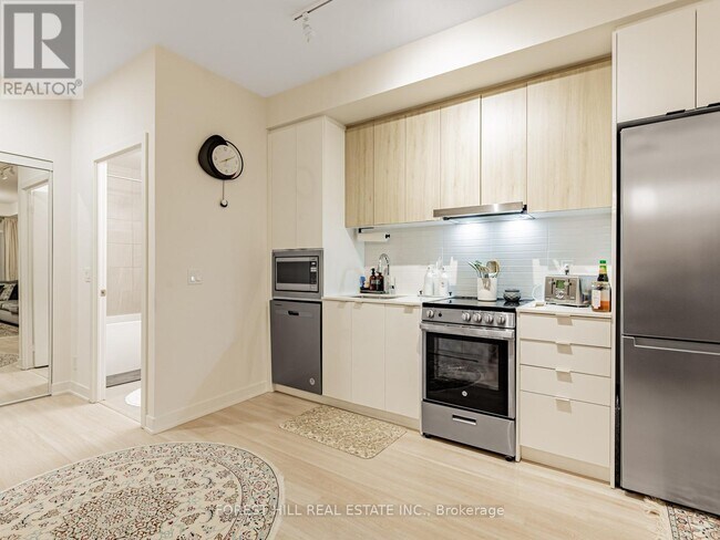 30 Upper Mall Wy in Vaughan, ON - Building Photo - Building Photo