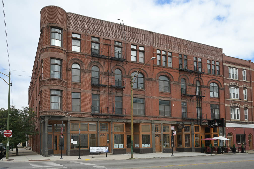 1160 W Grand Ave in Chicago, IL - Foto de edificio