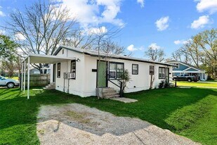 110 Poplar St in Waxahachie, TX - Building Photo