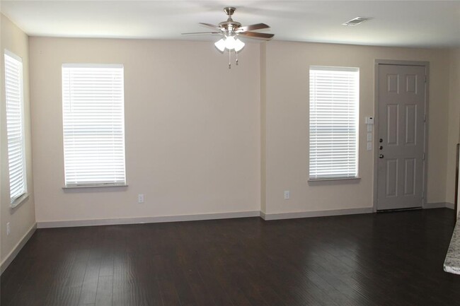 3617 Valley Vista Dr-Unit -407 in Hurst, TX - Foto de edificio - Building Photo
