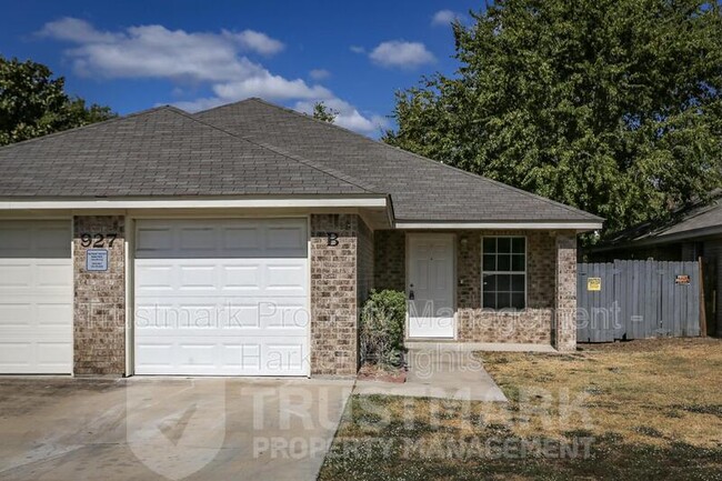 927 Pinewood Dr in Harker Heights, TX - Foto de edificio - Building Photo