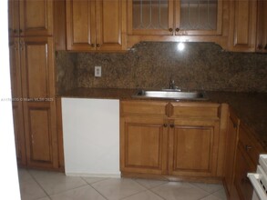 1460 NE 169th St in North Miami Beach, FL - Building Photo - Building Photo