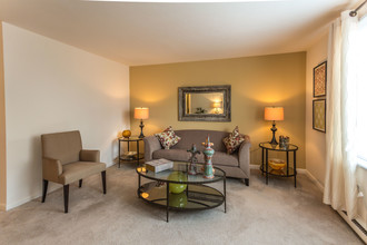 Hummingbird Pointe & The Gardens in Parma, OH - Building Photo - Interior Photo