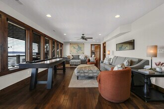 201 Shady Ozark Ln in Sunrise Beach, MO - Foto de edificio - Building Photo