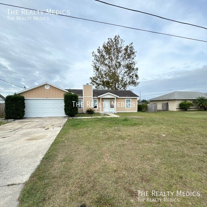 2440 Lackland Dr in Deltona, FL - Building Photo