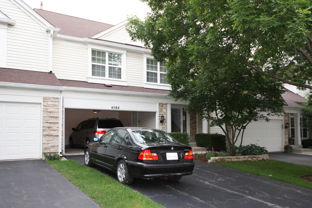 4584 Jade Ln in Hoffman Estates, IL - Foto de edificio