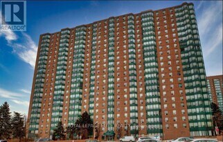 135 Hillcrest Ave in Mississauga, ON - Building Photo