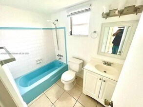 281 NE 40th St in Oakland Park, FL - Building Photo - Building Photo