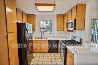 23546 Newhall Ave-Unit -#1 in Santa Clarita, CA - Foto de edificio - Building Photo