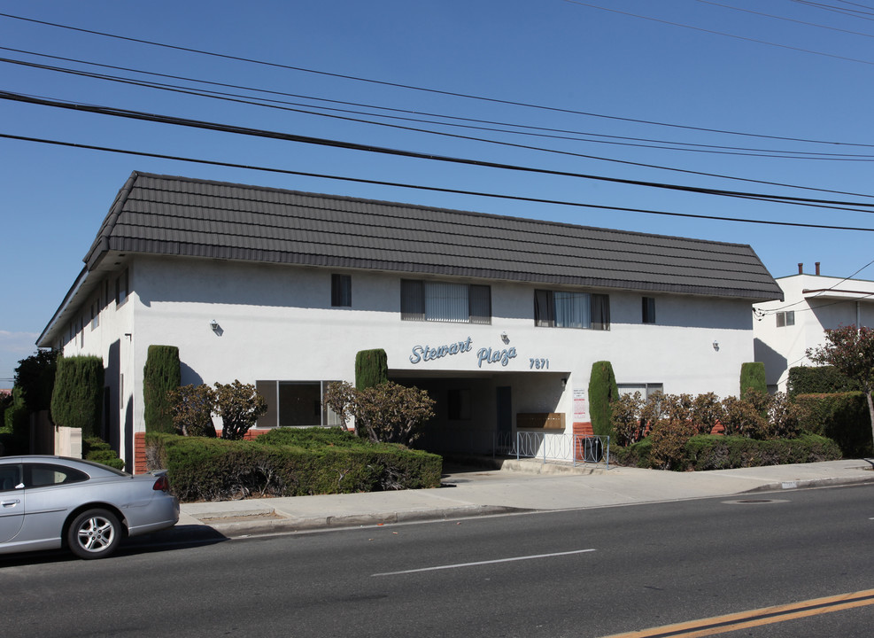 Stewart Plaza in Downey, CA - Foto de edificio