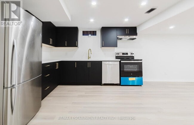 211 Green Rd in Hamilton, ON - Building Photo - Building Photo