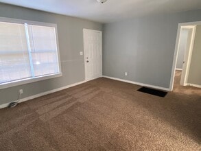 1326 NW 100th St in Oklahoma City, OK - Foto de edificio - Building Photo