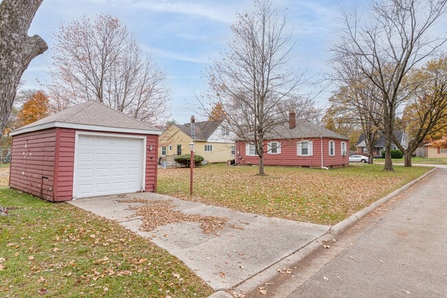 2123 Lawndale Ave in Rockford, IL - Foto de edificio - Building Photo