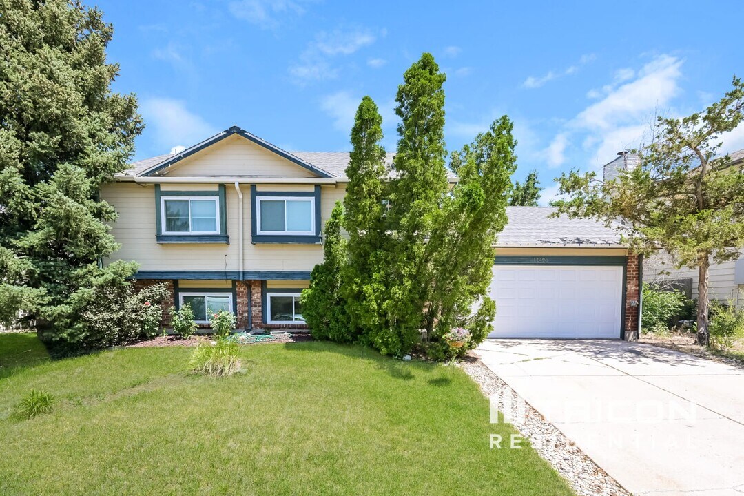 11406 W Bowles Pl in Littleton, CO - Building Photo