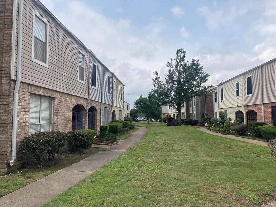 9022 Wilcrest Dr in Houston, TX - Building Photo