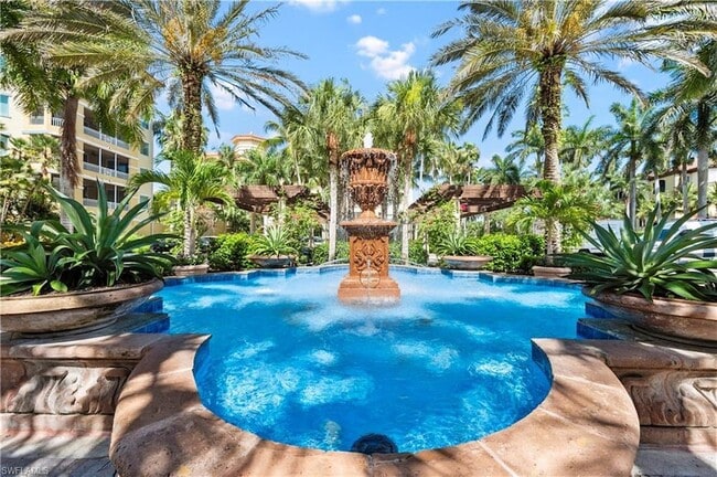 2738 Tiburon Blvd E in Naples, FL - Foto de edificio - Building Photo