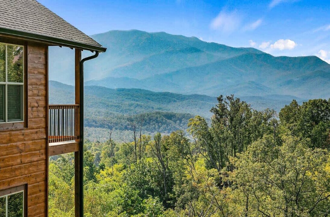 739 Picadilly Ln in Gatlinburg, TN - Building Photo