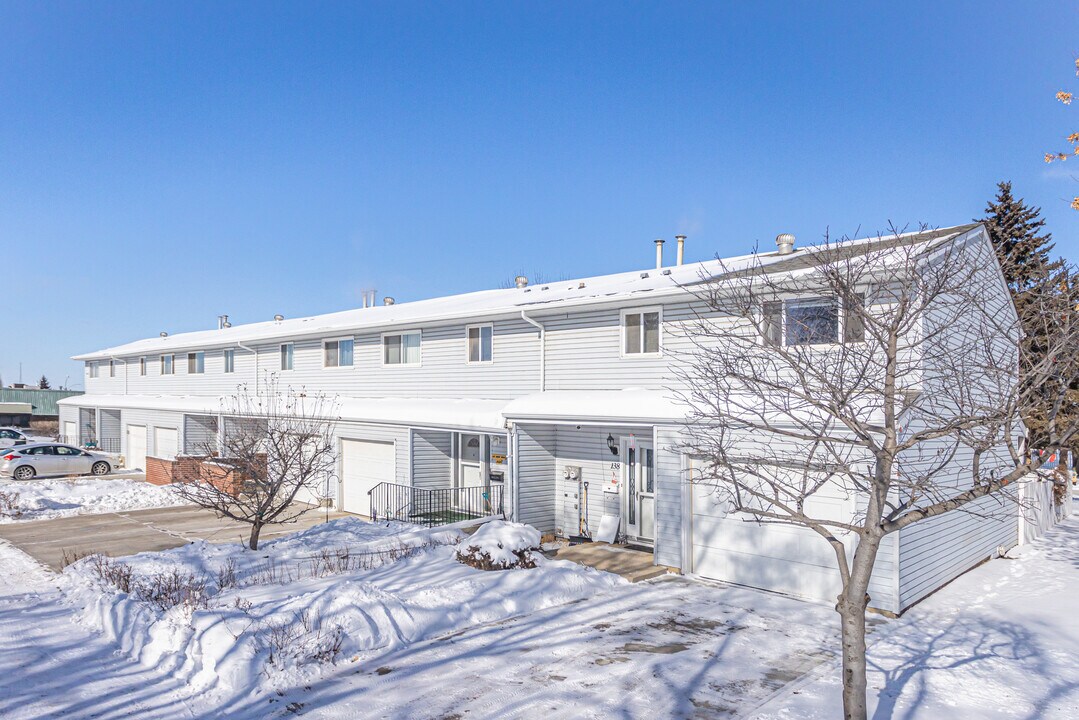 Woodridge in Edmonton, AB - Building Photo