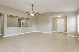 5007 Jeweled Cone Pl in Apollo Beach, FL - Building Photo - Building Photo