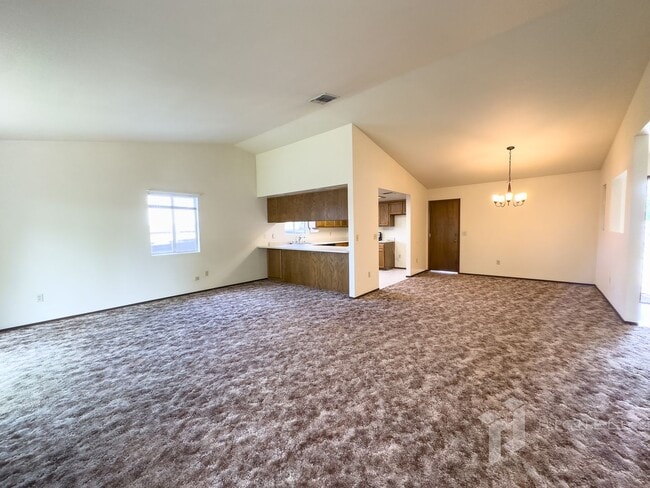 2911 Starlight Blvd in Redding, CA - Building Photo - Building Photo
