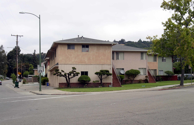 1 Marlow Dr in Oakland, CA - Building Photo - Building Photo