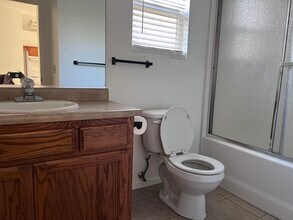 1745 W Merritt St in Hanford, CA - Building Photo - Building Photo