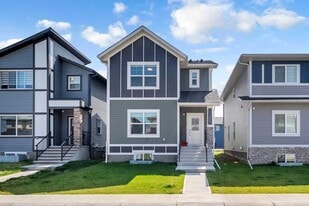 101 Midtown Cl SW in Airdrie, AB - Building Photo