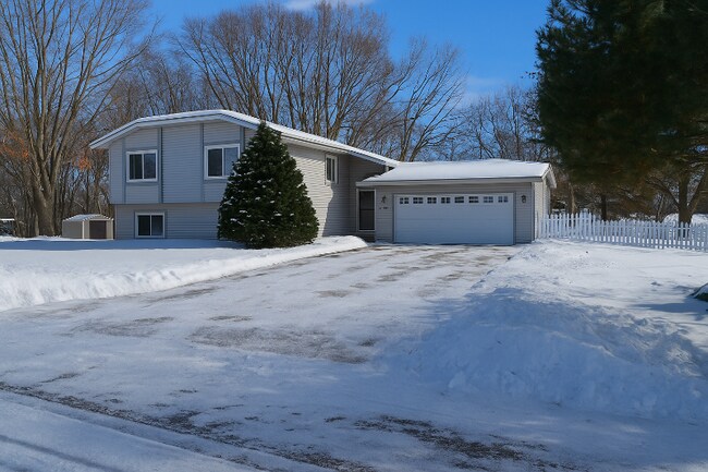 8621 Darnel Rd in Eden Prairie, MN - Foto de edificio - Building Photo