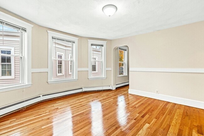 27 W Wyoming Ave, Unit #3 in Melrose, MA - Foto de edificio - Building Photo