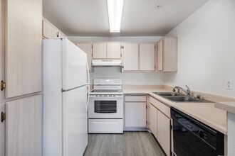 Seasons at Redondo Beach in Redondo Beach, CA - Foto de edificio - Interior Photo