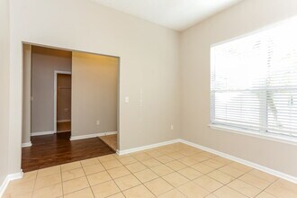 667 Bonaparte Dr in Jacksonville, FL - Foto de edificio - Building Photo