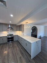 1090 Pelham Pkwy S in Bronx, NY - Building Photo