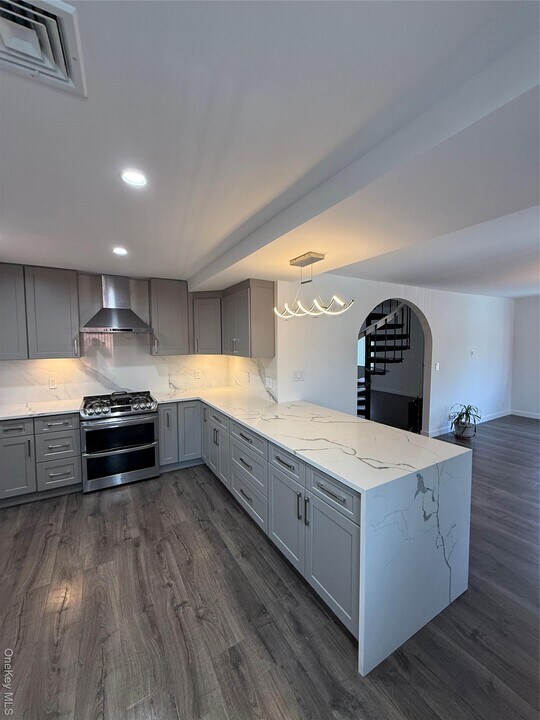 1090 Pelham Pkwy S in Bronx, NY - Building Photo