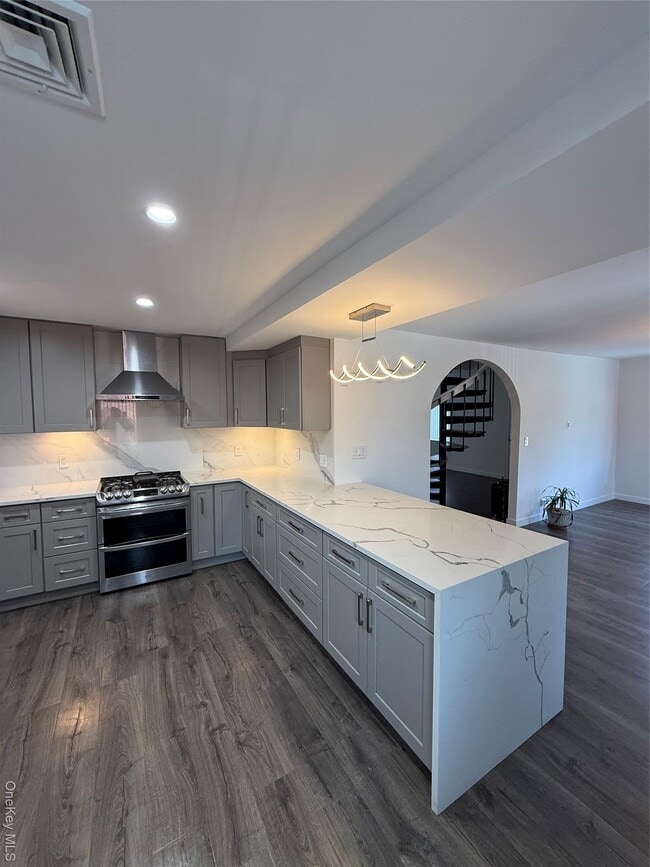 property at 1090 Pelham Pkwy S