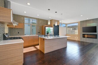 6544 24th Ave NW in Seattle, WA - Building Photo - Building Photo