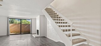 899 Woodside Ln E in Sacramento, CA - Building Photo